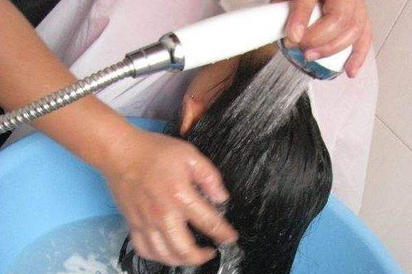 流產(chǎn)后多久可以洗頭發(fā) 流產(chǎn)后多久可以洗頭發(fā)