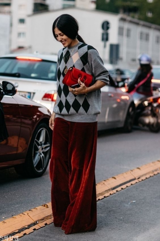 毛衣和闊腿褲怎么搭配 毛衣與闊腿褲搭配圖片 毛衣和闊腿褲怎么搭配 毛衣與闊腿褲搭配圖片