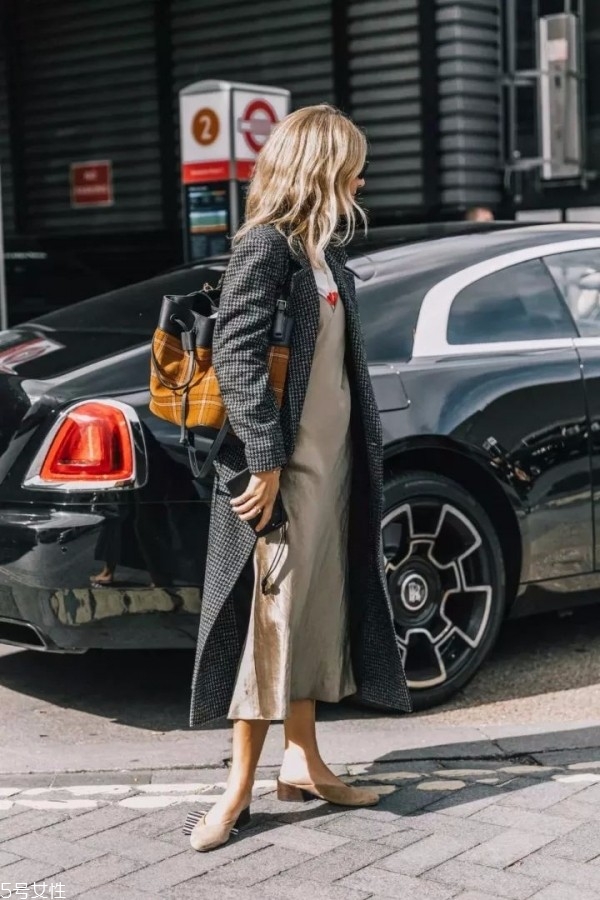 冬天大衣怎么搭配裙子 冬季大衣裙子搭配 冬天大衣怎么搭配裙子 冬季大衣裙子搭配