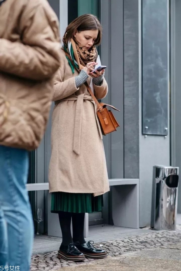 冬天大衣怎么搭配裙子 冬季大衣裙子搭配 冬天大衣怎么搭配裙子 冬季大衣裙子搭配