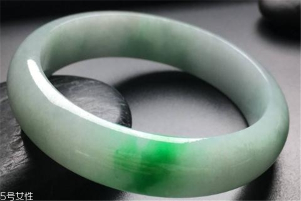 糯種翡翠手鐲多少錢 翡翠質(zhì)感很關(guān)鍵 糯種翡翠手鐲多少錢 翡翠質(zhì)感很關(guān)鍵