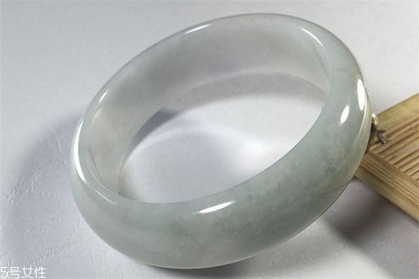 糯種翡翠手鐲多少錢 翡翠質(zhì)感很關(guān)鍵 糯種翡翠手鐲多少錢 翡翠質(zhì)感很關(guān)鍵