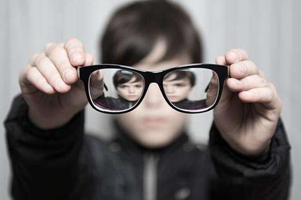 近視超過(guò)多少度會(huì)遺傳 超過(guò)600度