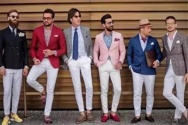 西裝后面開叉好還是不開叉好 是不同風(fēng)格 西裝后面開叉好還是不開叉好 是不同風(fēng)格