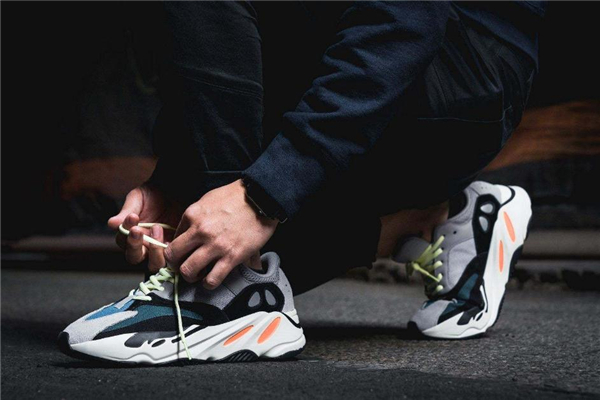 yeezy 700腳感很硬嗎 新鞋有一點硬 yeezy 700腳感很硬嗎 新鞋有一點硬