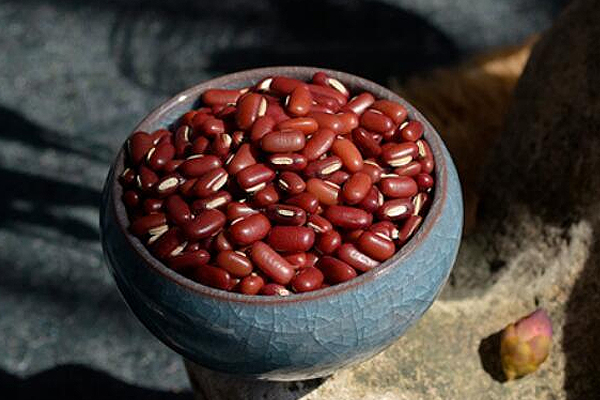 赤小豆和紅豆有什么區(qū)別 赤小豆和紅豆對比圖 赤小豆和紅豆有什么區(qū)別 赤小豆和紅豆對比圖