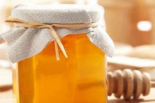 蜂蜜水可不可以治便秘 蜂蜜的作用功效 蜂蜜水可不可以治便秘 蜂蜜的作用功效