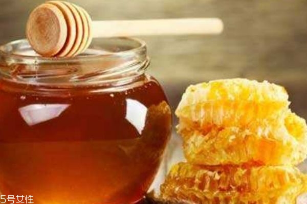 蜂蜜水可不可以治便秘 蜂蜜的作用功效 蜂蜜水可不可以治便秘 蜂蜜的作用功效