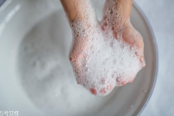 潔面膏和潔面啫喱的區(qū)別 教你區(qū)分不同潔面產(chǎn)品 潔面膏和潔面啫喱的區(qū)別 教你區(qū)分不同潔面產(chǎn)品