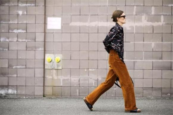 燈芯絨褲子顯瘦嗎 選對版型瘦十斤 燈芯絨褲子顯瘦嗎 選對版型瘦十斤