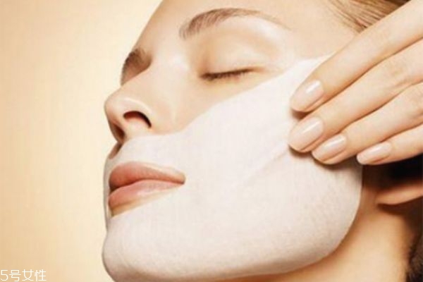 去死皮和洗面奶哪個先用 去死皮角質(zhì)的方法 去死皮和洗面奶哪個先用 去死皮角質(zhì)的方法