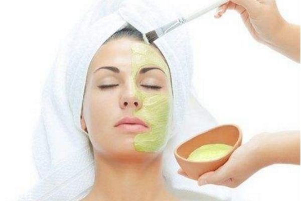去死皮和洗面奶哪個先用 去死皮角質(zhì)的方法 去死皮和洗面奶哪個先用 去死皮角質(zhì)的方法