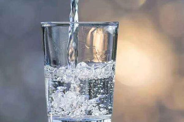 寶寶拉肚子可以喝糖鹽水嗎 可以防止脫水 寶寶拉肚子可以喝糖鹽水嗎 可以防止脫水