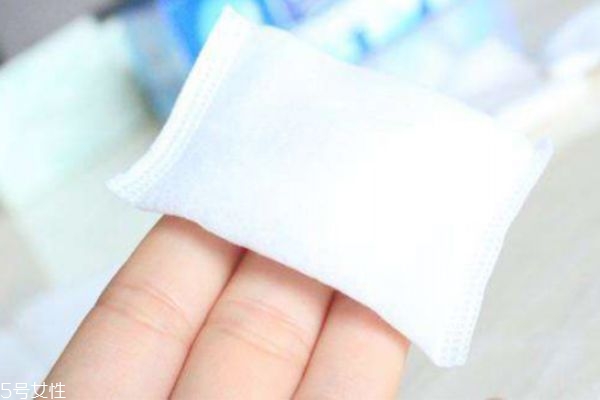 卸妝棉怎么用 卸妝棉和化妝棉的區(qū)別 卸妝棉怎么用 卸妝棉和化妝棉的區(qū)別