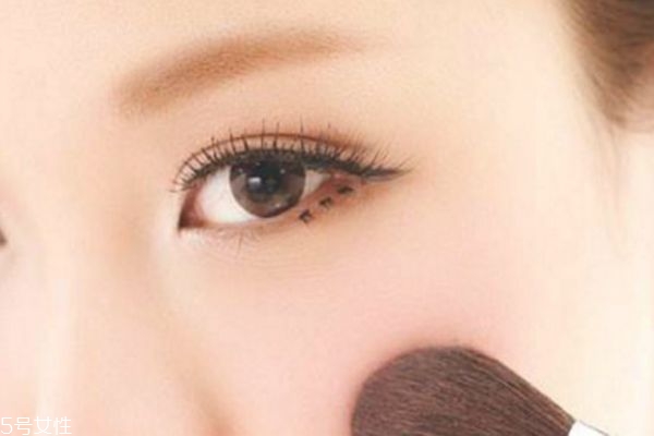 粉底液怎么涂好看 底妝搓泥怎么補(bǔ)救 粉底液怎么涂好看 底妝搓泥怎么補(bǔ)救