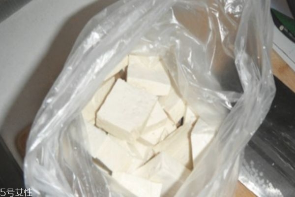凍豆腐是老豆腐凍的嗎 凍豆腐的功效 凍豆腐是老豆腐凍的嗎 凍豆腐的功效