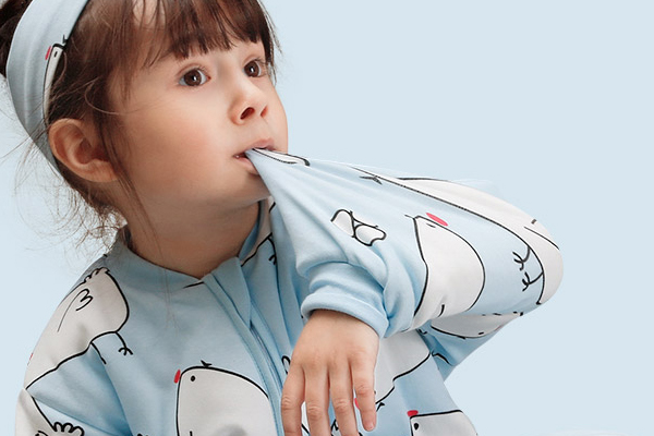 嬰兒睡覺抽搐是怎么回事怎么辦 嬰兒睡覺抽搐是怎么回事怎么辦