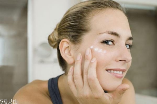 女生什么時(shí)候開始用眼霜最好 不同年齡段的眼霜不一樣