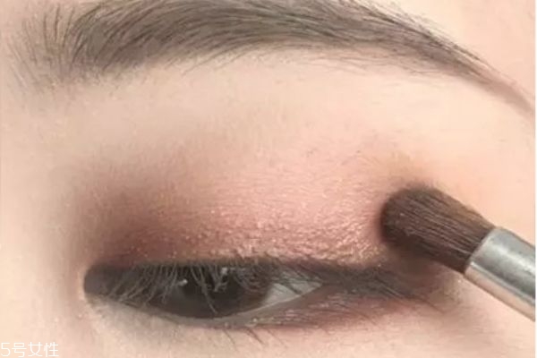 韓式單眼皮妝怎么畫 單眼皮大地色眼影畫法 韓式單眼皮妝怎么畫 單眼皮大地色眼影畫法