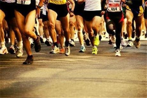 跑馬拉松怎么補充能量 路邊有能量站 跑馬拉松怎么補充能量 路邊有能量站