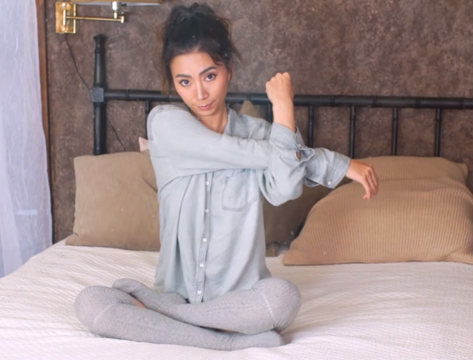 睡前拉伸的動(dòng)作圖解 讓你和失眠說(shuō)晚安 睡前拉伸的動(dòng)作圖解 讓你和失眠說(shuō)晚安