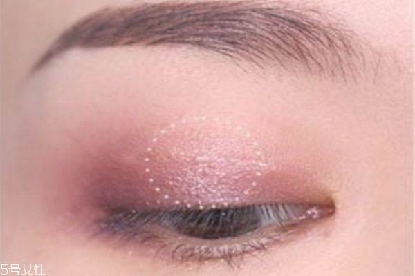 高俊熙妝容教程 韓式眼妝的畫(huà)法步驟 高俊熙妝容教程 韓式眼妝的畫(huà)法步驟