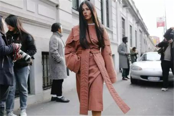 冬天穿什么顏色的衣服顯白 冬天也能豐富多彩 冬天穿什么顏色的衣服顯白 冬天也能豐富多彩