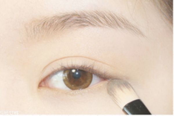 溫柔大地色系眼影畫法 輕松打造韓式自然眼妝 溫柔大地色系眼影畫法 輕松打造韓式自然眼妝