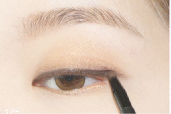 溫柔大地色系眼影畫法 輕松打造韓式自然眼妝 溫柔大地色系眼影畫法 輕松打造韓式自然眼妝