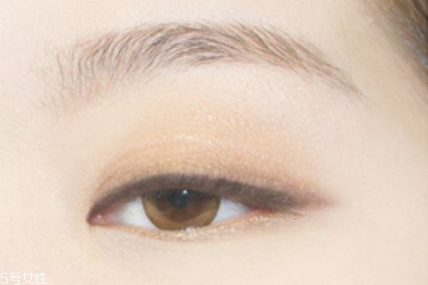 溫柔大地色系眼影畫法 輕松打造韓式自然眼妝 溫柔大地色系眼影畫法 輕松打造韓式自然眼妝