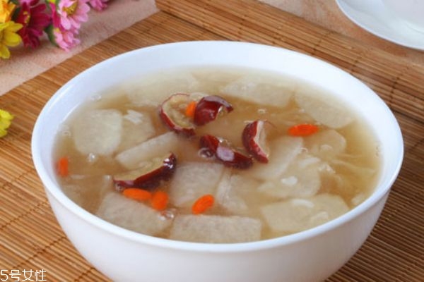 冰糖雪梨能放枸杞嗎 冰糖雪梨放枸杞的好處 冰糖雪梨能放枸杞嗎 冰糖雪梨放枸杞的好處