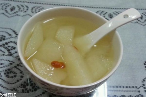 冰糖雪梨是涼性的嗎 冰糖雪梨要去皮嗎 冰糖雪梨是涼性的嗎 冰糖雪梨要去皮嗎