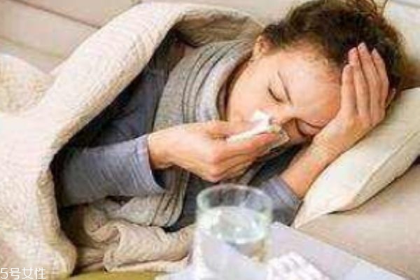 喉嚨痛是風熱還是風寒感冒 風熱和風寒感冒癥狀 喉嚨痛是風熱還是風寒感冒 風熱和風寒感冒癥狀