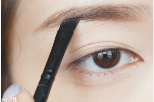 高俊熙妝容教程 韓式眼妝的畫(huà)法步驟 高俊熙妝容教程 韓式眼妝的畫(huà)法步驟