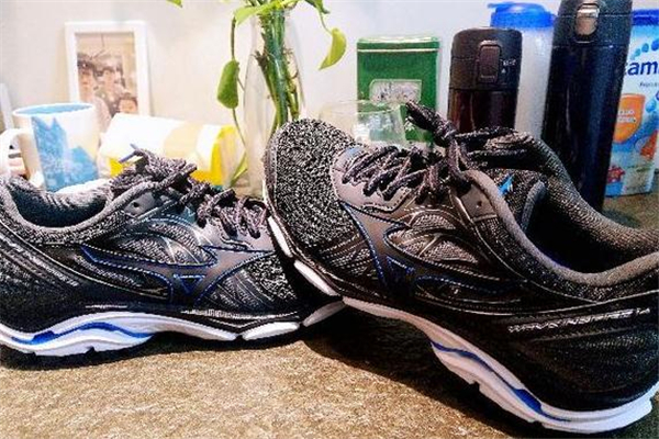 馬拉松鞋和慢跑鞋的區(qū)別 前者更加專業(yè) 馬拉松鞋和慢跑鞋的區(qū)別 前者更加專業(yè)