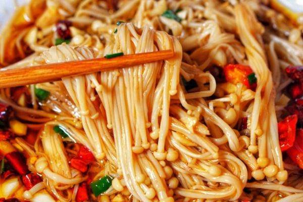 金針菇能炒著吃嗎 必須可以 金針菇能炒著吃嗎 必須可以