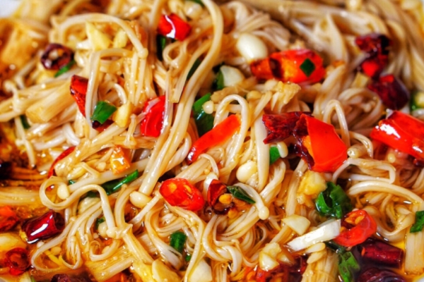 金針菇能炒著吃嗎 必須可以 金針菇能炒著吃嗎 必須可以