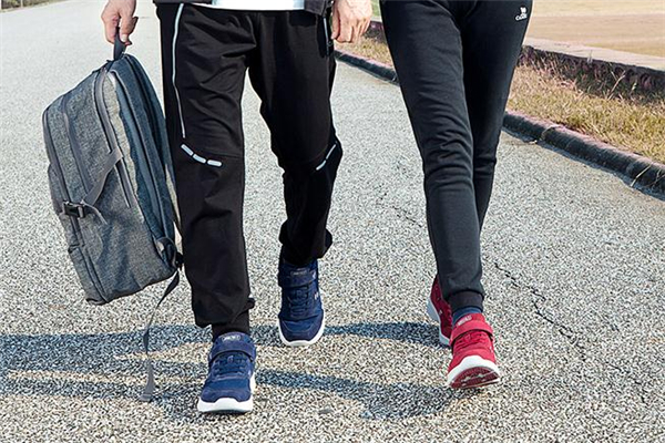 健步鞋是什么意思 一種很舒服的運(yùn)動(dòng)鞋 健步鞋是什么意思 一種很舒服的運(yùn)動(dòng)鞋