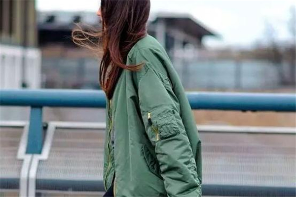 飛行夾克冬天能穿嗎 厚度合適就行 飛行夾克冬天能穿嗎 厚度合適就行