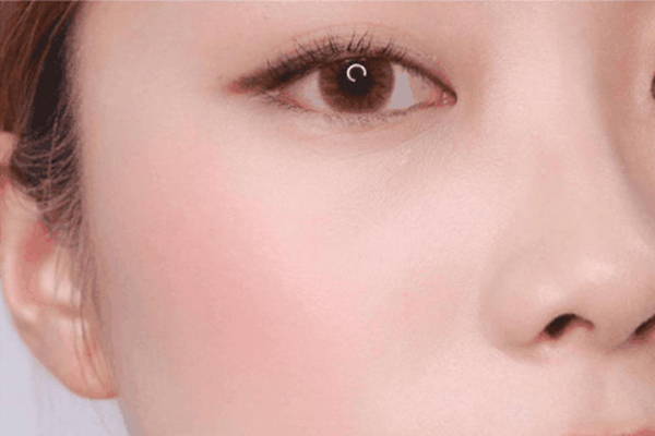 如何根據(jù)膚色選腮紅 不同膚色適合的腮紅顏色 如何根據(jù)膚色選腮紅 不同膚色適合的腮紅顏色