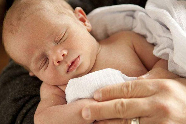 孩子出生第一個(gè)該誰抱 3種人不適宜 孩子出生第一個(gè)該誰抱 3種人不適宜