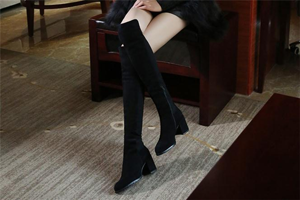 靴子腳踝部位折出褶怎么辦 將褶皺撐起來