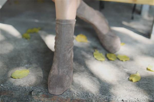 靴子加絨好還是不加絨好 加絨更加暖和 靴子加絨好還是不加絨好 加絨更加暖和