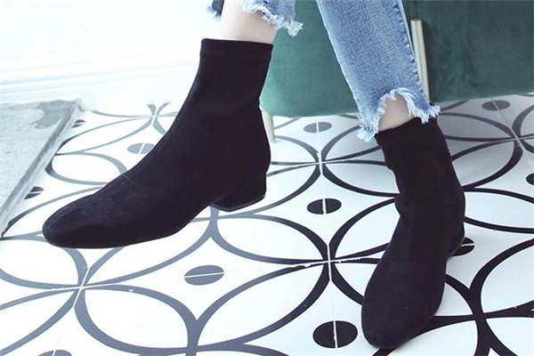 靴子羊皮好還是牛皮好 各有各的優(yōu)勢 靴子羊皮好還是牛皮好 各有各的優(yōu)勢