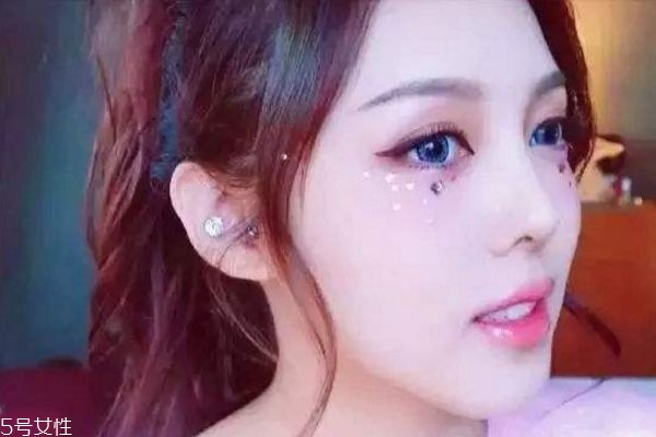 圣誕亮片妝怎么畫 圣誕眼妝怎么畫 圣誕亮片妝怎么畫 圣誕眼妝怎么畫