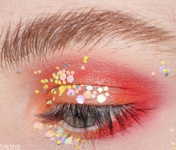圣誕亮片妝怎么畫 圣誕眼妝怎么畫 圣誕亮片妝怎么畫 圣誕眼妝怎么畫