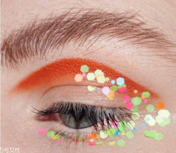 圣誕亮片妝怎么畫 圣誕眼妝怎么畫 圣誕亮片妝怎么畫 圣誕眼妝怎么畫