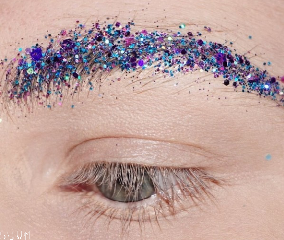 圣誕亮片妝怎么畫 圣誕眼妝怎么畫 圣誕亮片妝怎么畫 圣誕眼妝怎么畫