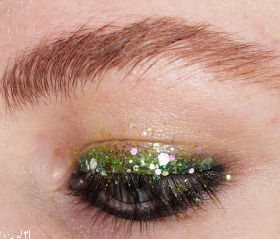 圣誕亮片妝怎么畫 圣誕眼妝怎么畫 圣誕亮片妝怎么畫 圣誕眼妝怎么畫