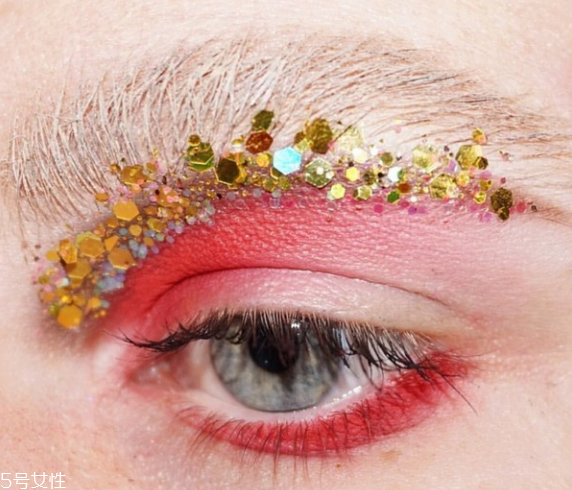 圣誕亮片妝怎么畫 圣誕眼妝怎么畫 圣誕亮片妝怎么畫 圣誕眼妝怎么畫